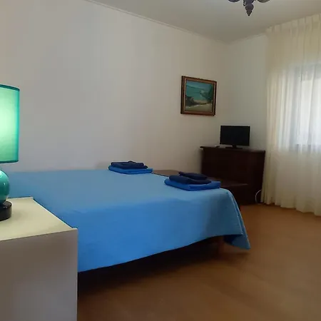 Nyaraló Teodora *